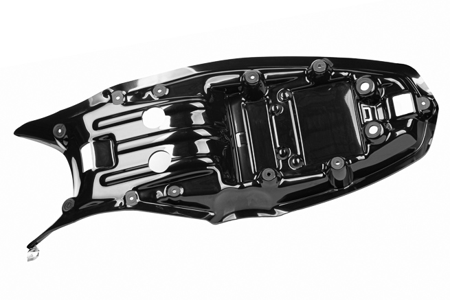 Sitzbankschale Motorrad aus tiefgezogenem Kunststoff mit eingeklebten Metallteilen